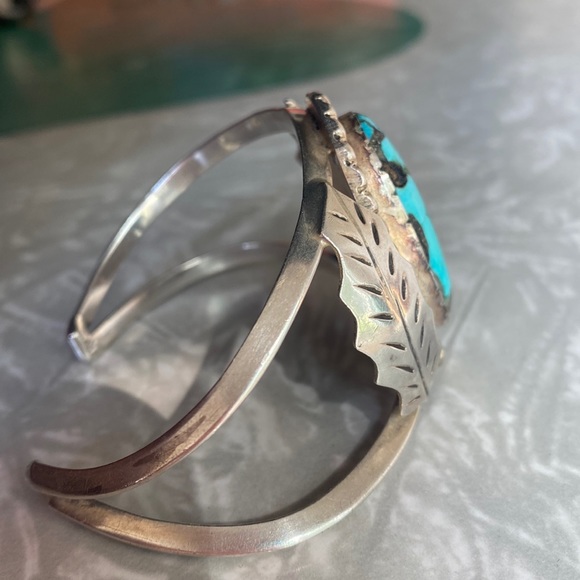 1970’s Authentic Vintage Navajo Sterling Turquoise Cuff Bracelet - Picture 4 of 7